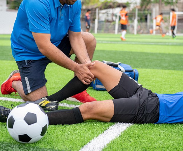 Sports injury knee rehabilitation with a physical therapist